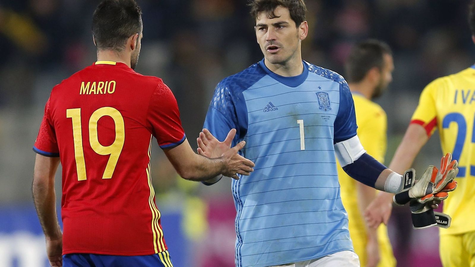 Foto: Casillas saluda a Mario, tras el Rumanía-España. (Efe)