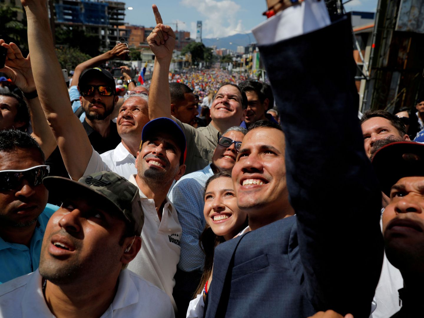 El opositor venezolano Juan Guaidó rodeado de gente. (Reuters)