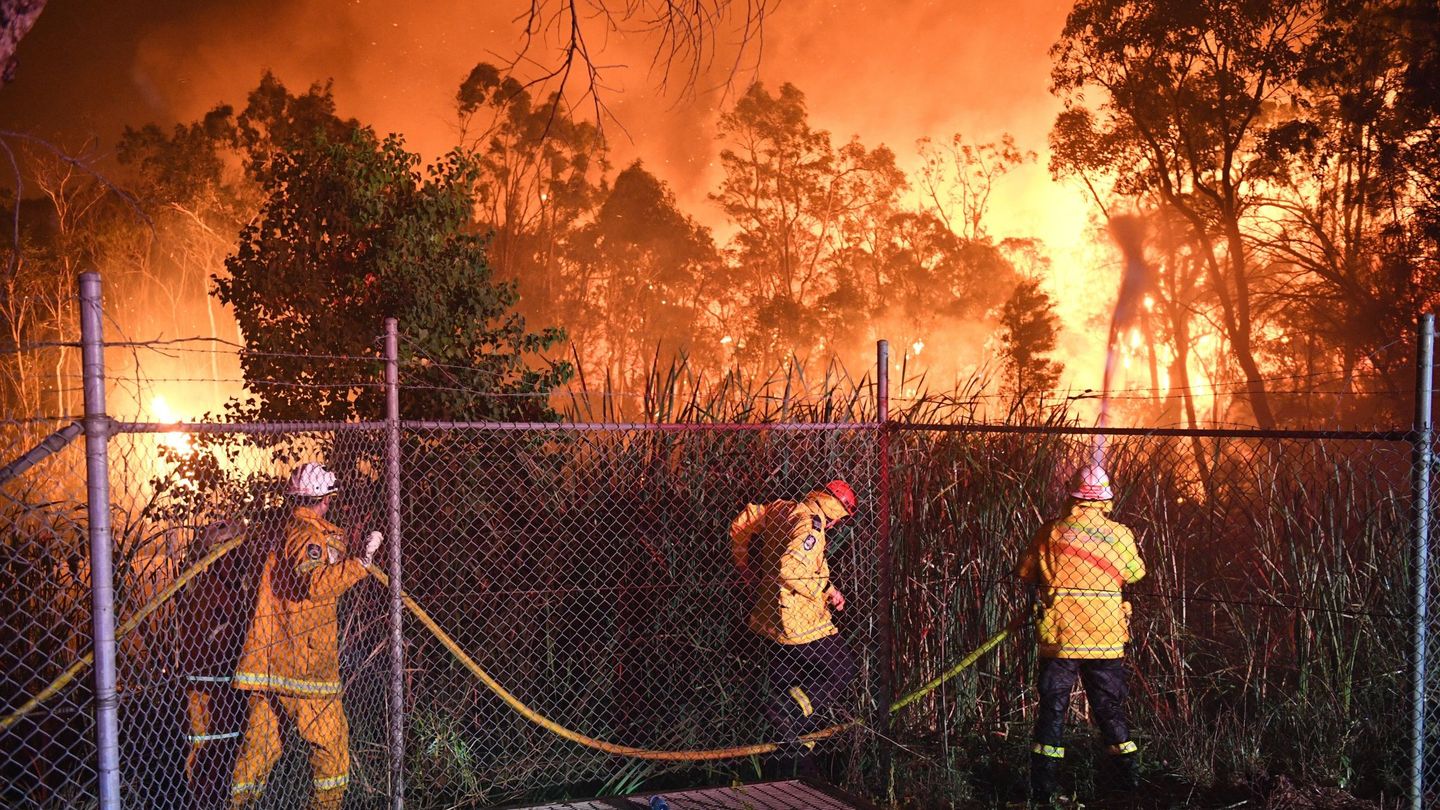 Bomberos apagando un incendio en Sidney. (Reuters)