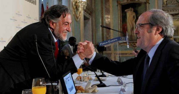 Foto: Pepu Hernández saluda a Ángel Gabilondo al final del desayuno informativo del primero en el Casino de Madrid, este 8 de mayo. (EFE)