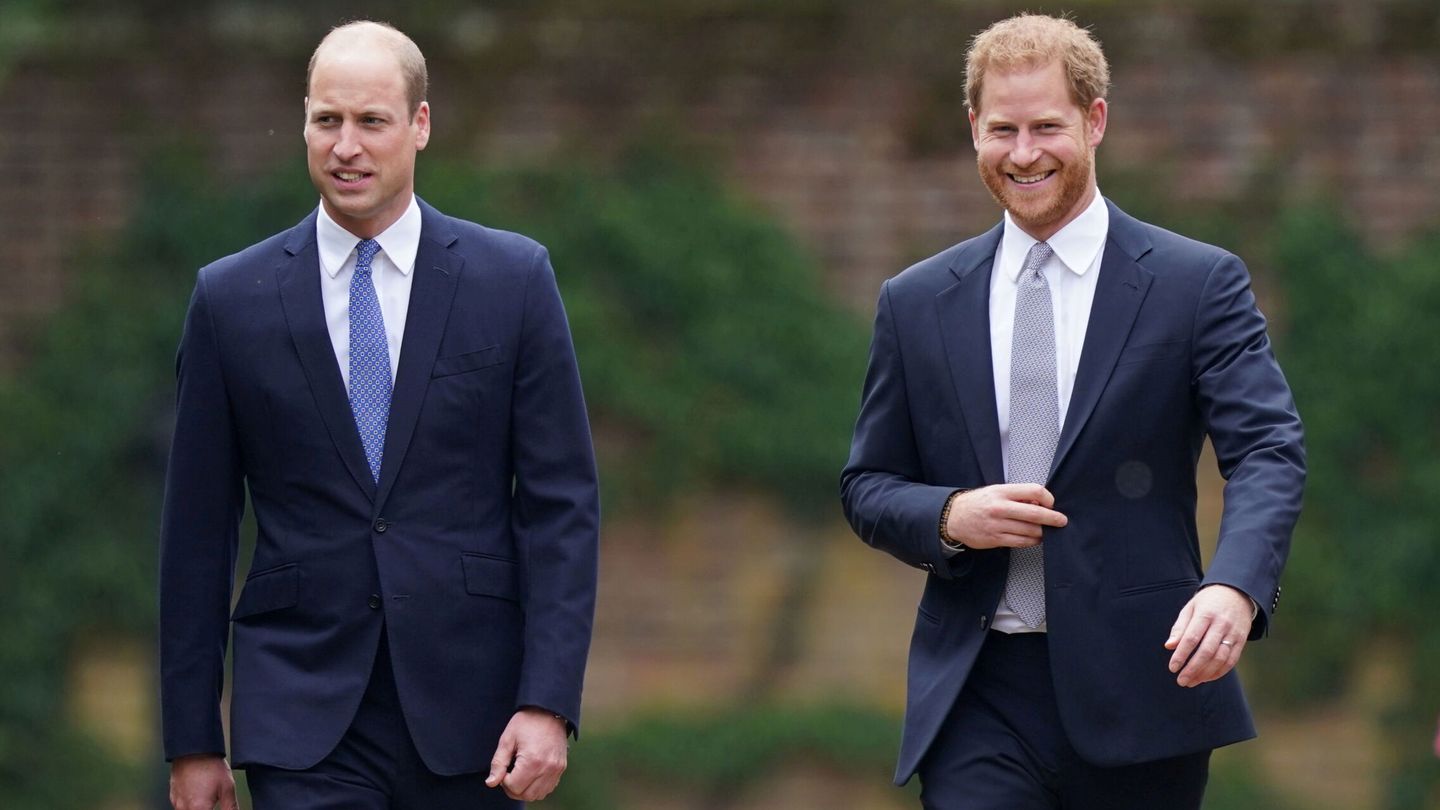 William y Harry llegan al Sunken Garden del palacio de Kensington. (Reuters)