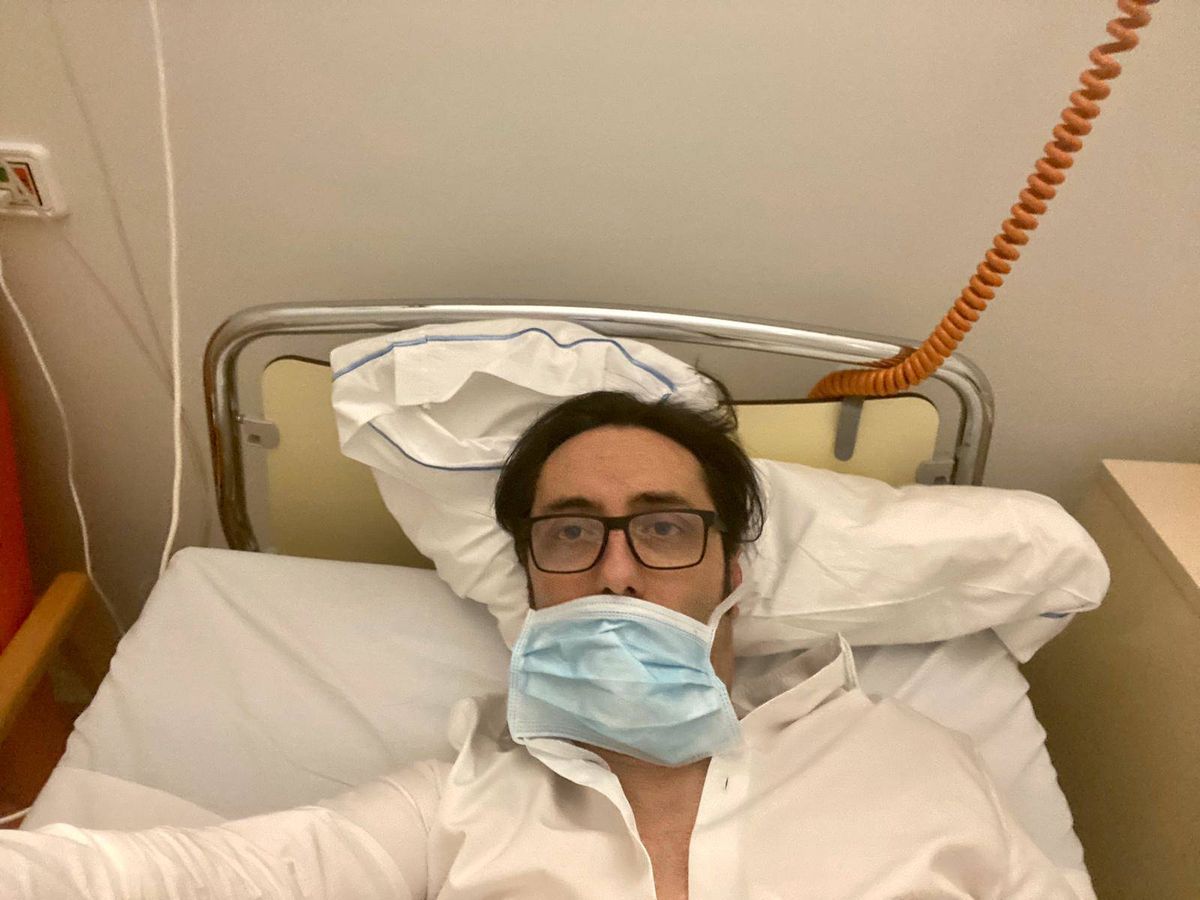 Foto: Juan Antonio Casado, durante su ingreso en el hospital La Milagrosa de Madrid. 