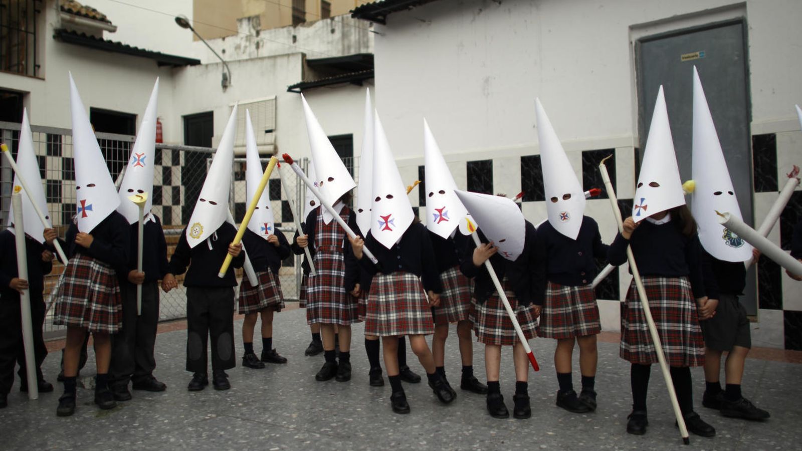 Foto: Imagen de varios escolares durante la celebración de la Semana Santa en Sevilla (EFE)