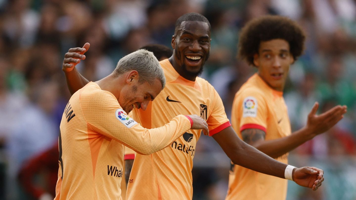 Kondogbia felicita a Griezmann por uno de sus goles. (Reuters/Marcelo del Pozo)