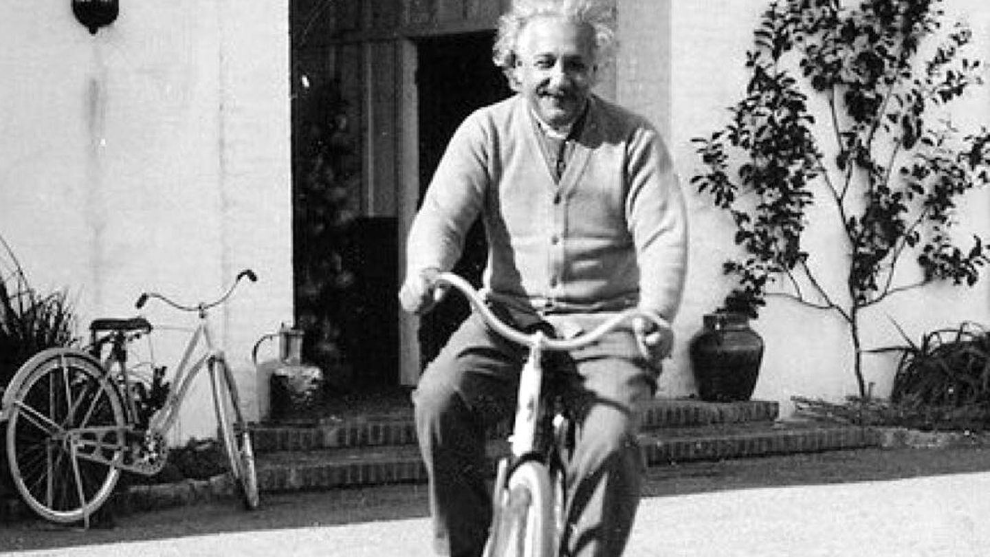 Albert Einstein montando en bicicleta.