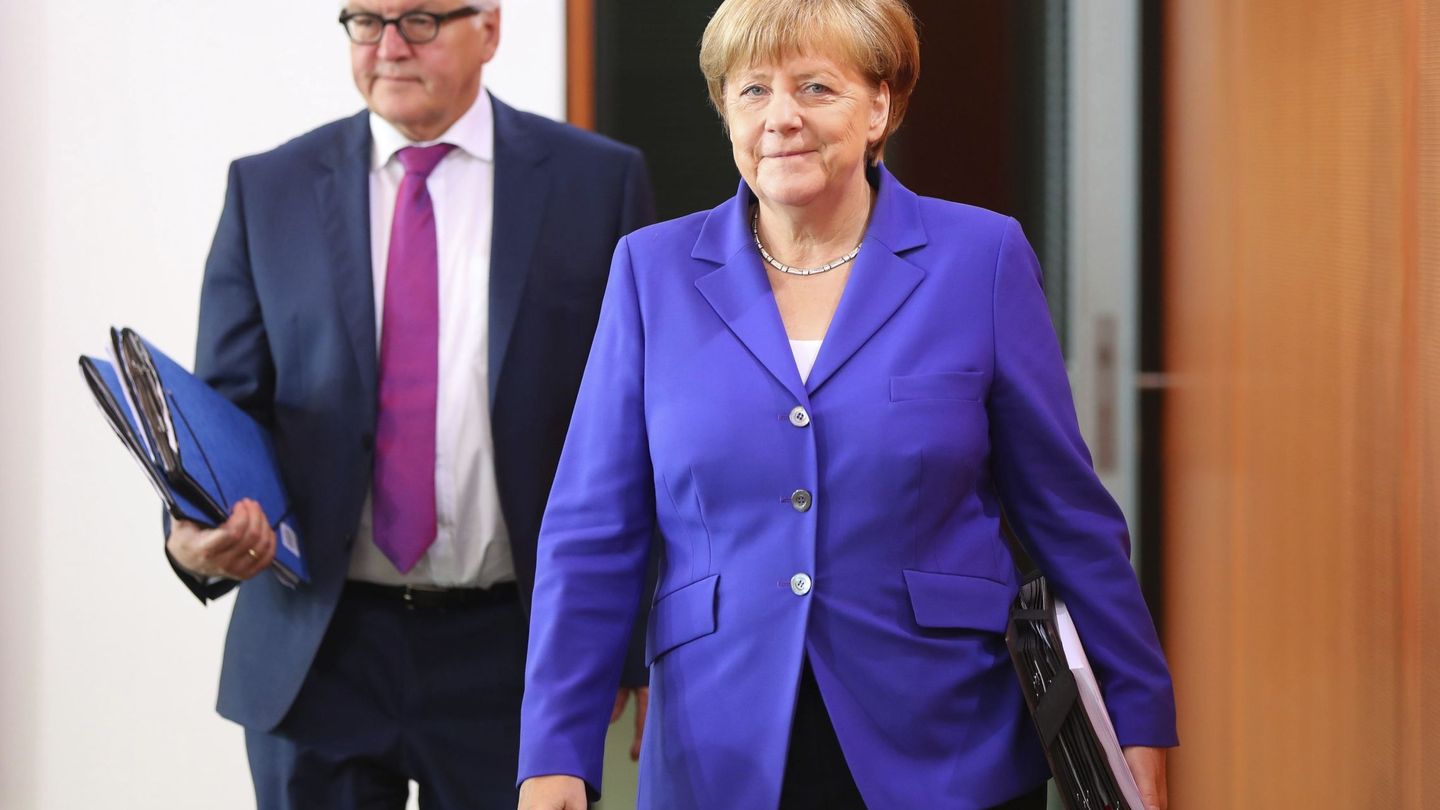 El ministro de Asuntos Exteriores alemán, Frank-Walter Steinmeier, junto a Angela Merkel en una reunión del Consejo de Ministros en la Cancillería Federal en Berlín, en junio de 2015 (EFE)