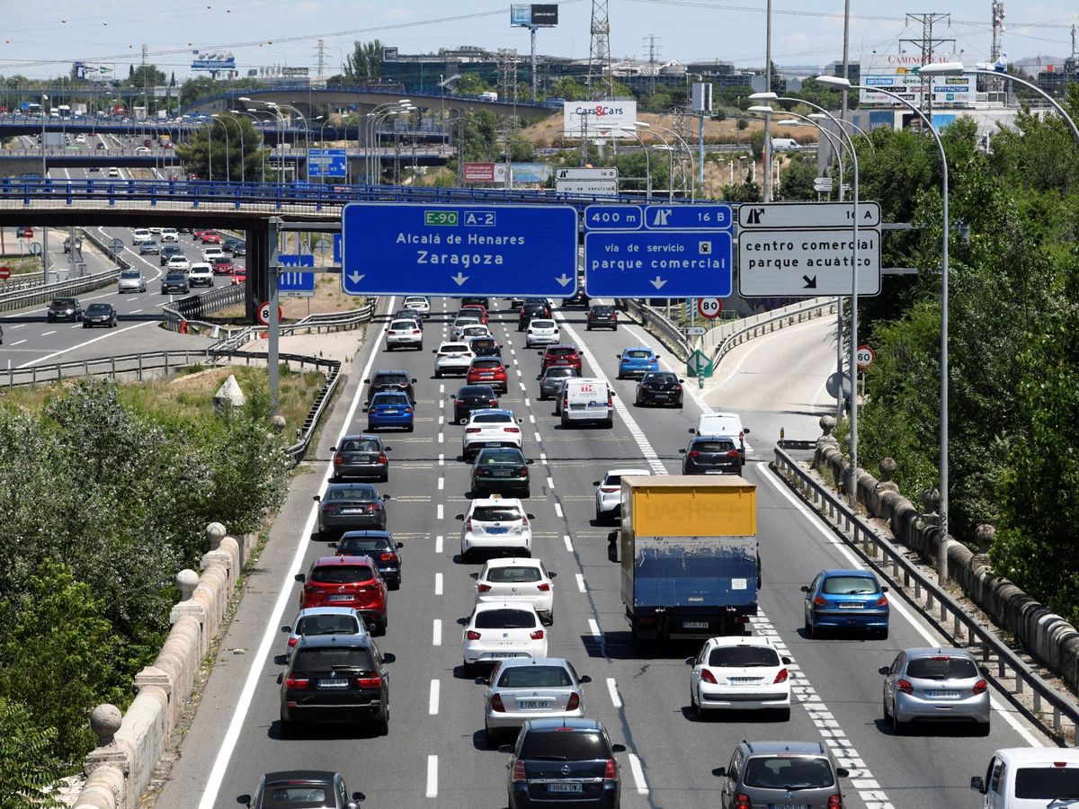 Foto: Multitud de coches se concentran a la salida de Madrid. (EFE)