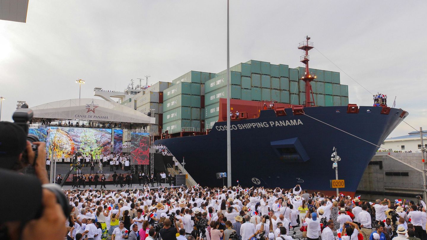 El buque Cosco Shipping, durante su entrada a la esclusa del Canal de Panamá, recibido entre vítores. (EFE)