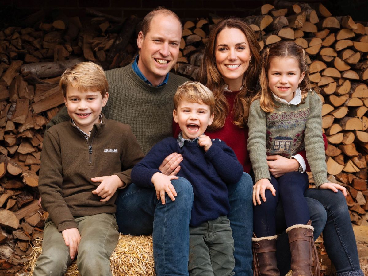 Foto: Los duques de Cambridge, con sus hijos el pasado otoño. (Palacio de Kensington)