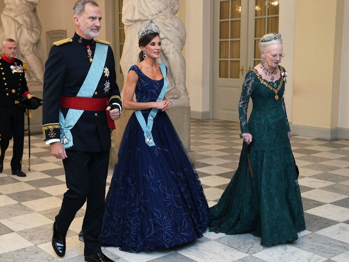 Foto: Los Reyes de España, junto a Margarita II. (Reuters)
