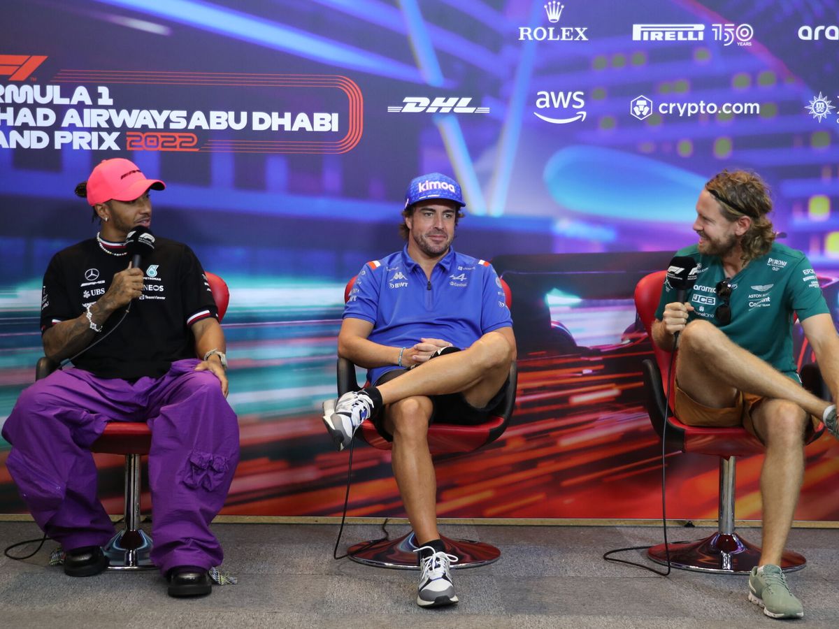 Foto: Hamilton, Alonso y Vettel en la última rueda de prensa pre Gran Premio de 2022 (EFE/EPA/Ali Haider)