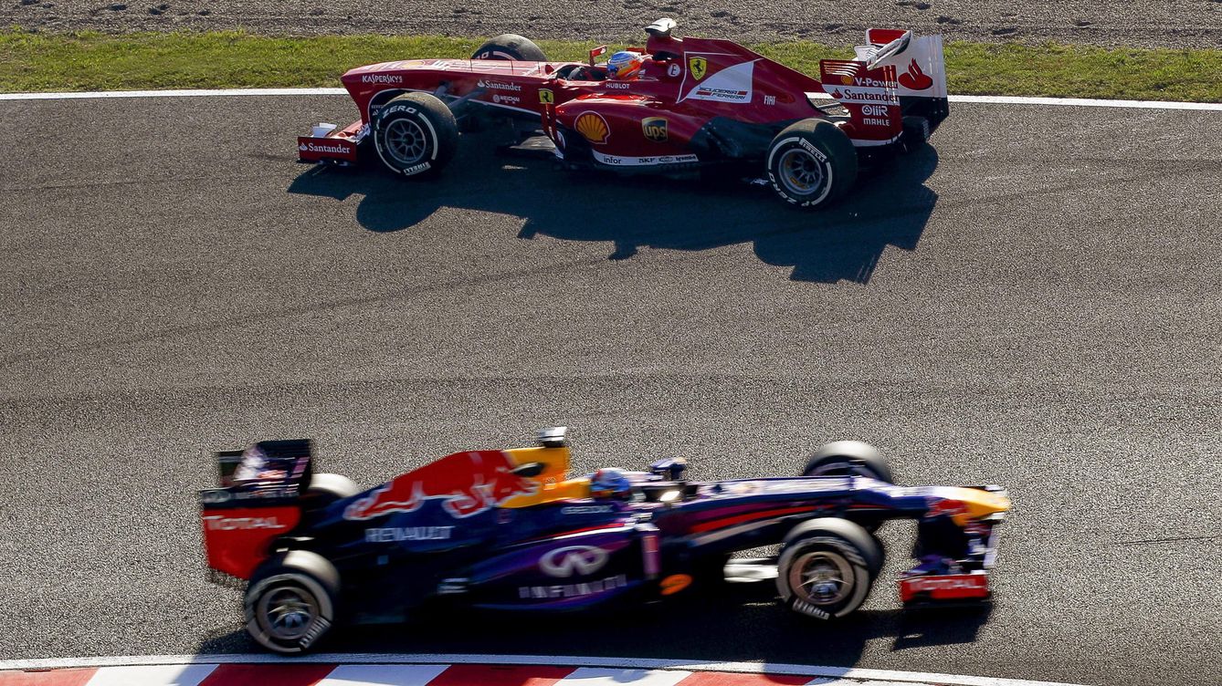Foto: El Ferrari y el Red Bull en Suzuka (EFE/Diego Azubel)
