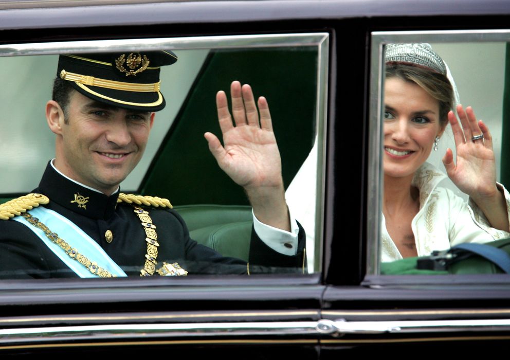 Foto: Los príncipes de Asturias en un coche en el día de su boda (Reuters)