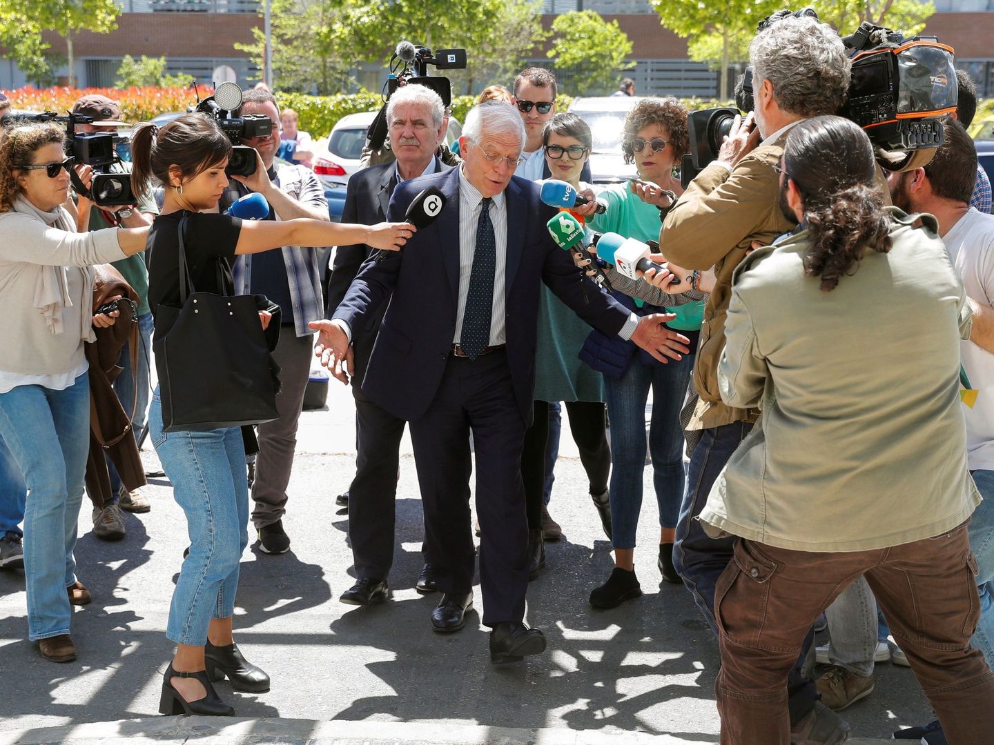 Josep Borrell, a su llegada al hospital donde permanece Alfredo Pérez Rubalcaba, este viernes. (EFE)