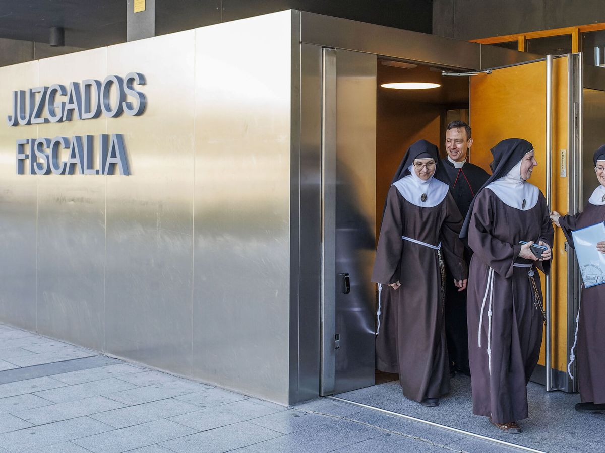 Foto: El portavoz de las clarisas de Belorado, José Ceacero, y tres monjas del convento en el juzgado de Burgos. (EFE/Santi Otero)