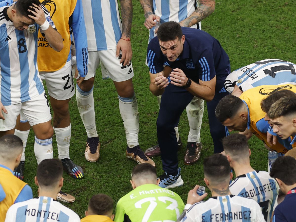 Foto: Scaloni habla con los jugadores antes de la tanda de penaltis. (EFE/Alberto Estévez)