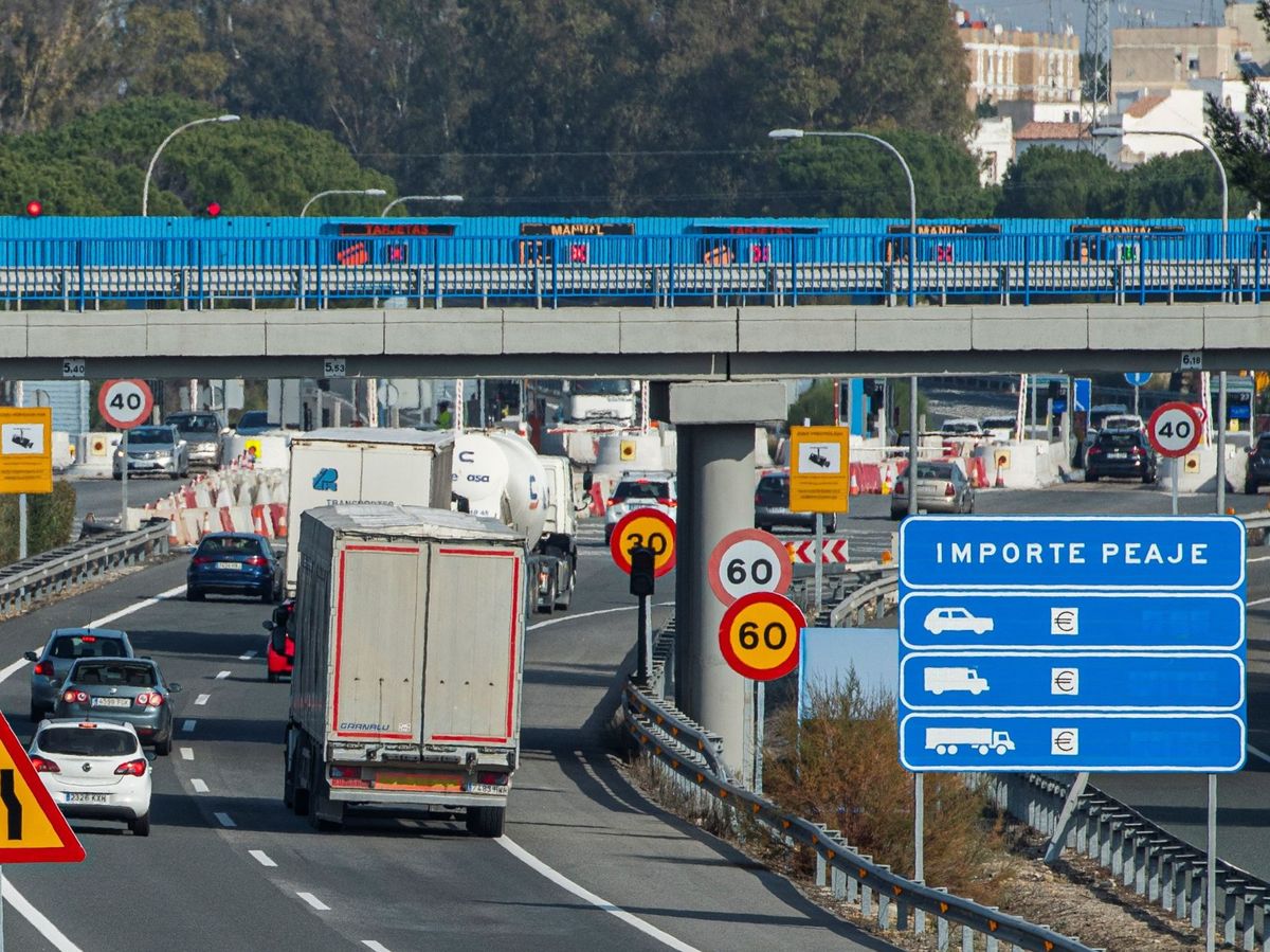 Foto: Estos serían los conductores que se librarían de imponerse peajes en todas las autopistas españolas (EFE) 