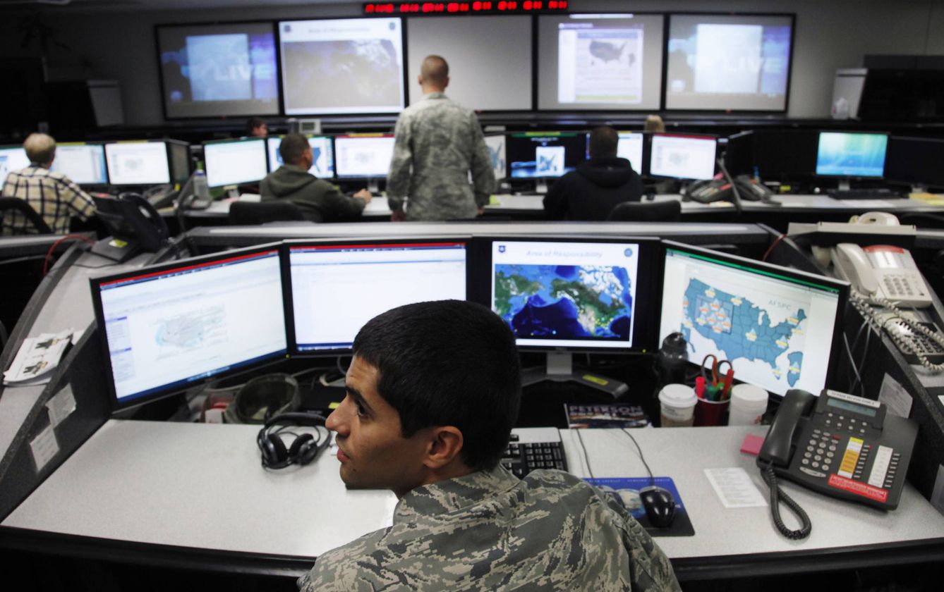 Centro de control del Air Force Space Command Center (AFSPC), la unidad del ejército de EEUU dedicada a la ciberguerra. (Foto: Reuters)