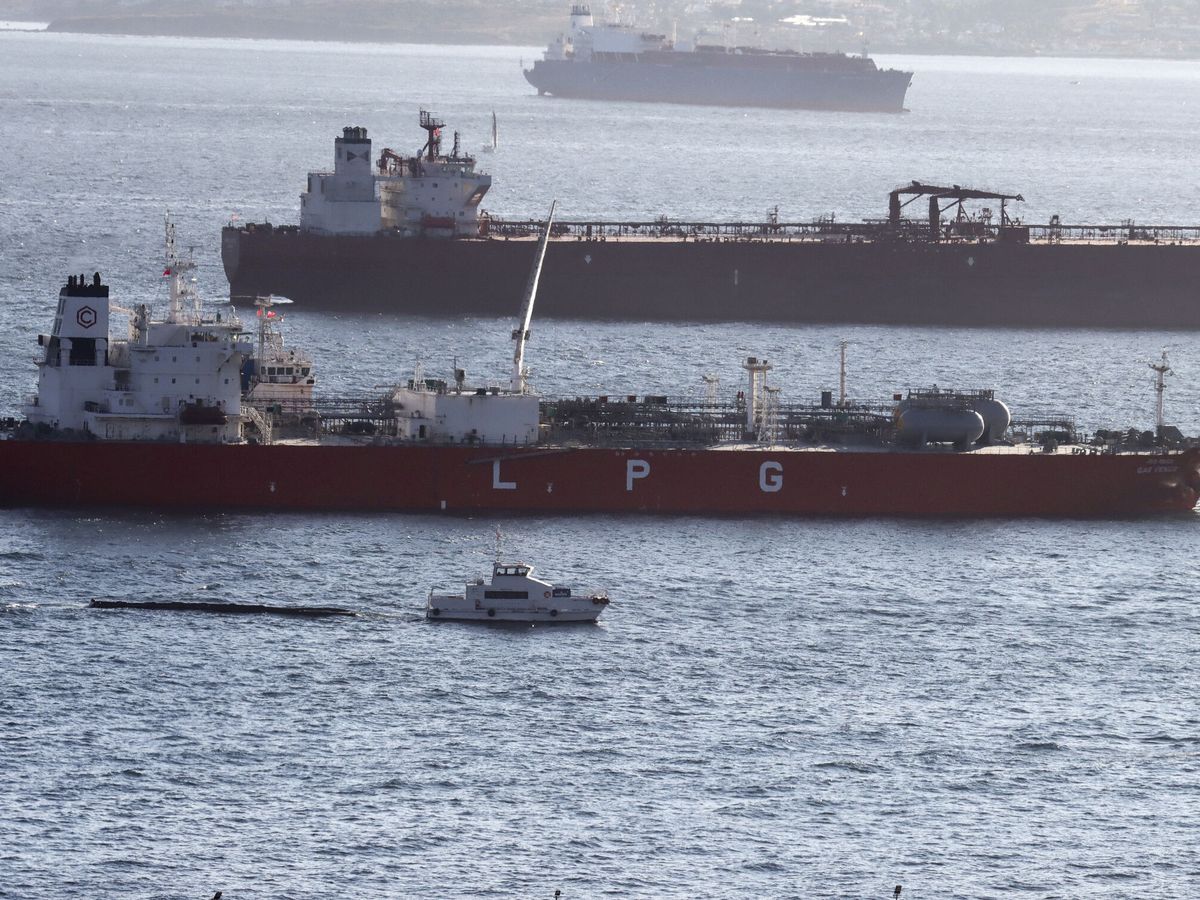 Foto: Un trasvase de petróleo entre dos barcos en la Bahía de Algeciras. (EFE/A. Carrasco Ragel)