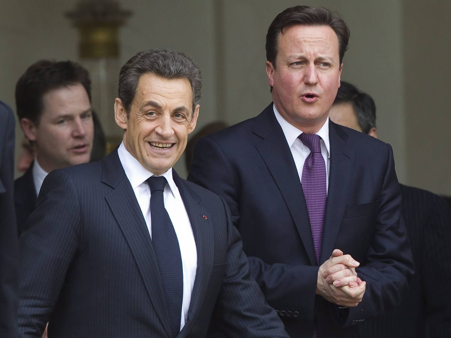 El expresidente francés, Nicolas Sarkozy (izda), estrecha la mano del exprimer ministro británico, David Cameron (dcha). (EFE)