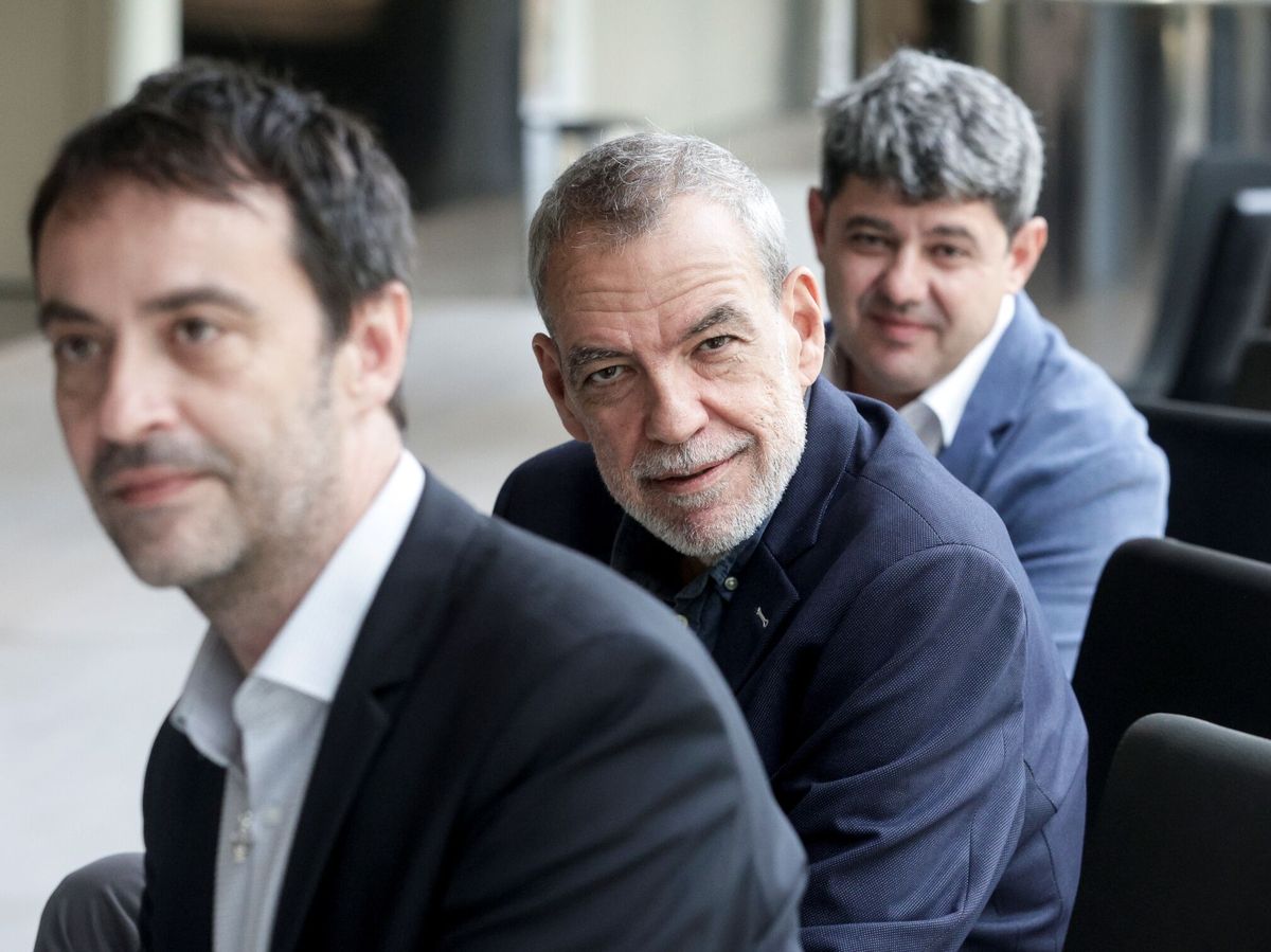 Foto: Jorge Díaz (c), Antonio Mercero (d) y Agustín Martínez (i) son Carmen Mola. (EFE)