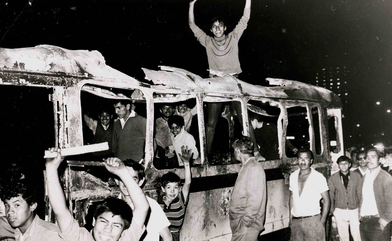 Un autobús quemado en la Plaza del Zócalo durante una protesta, en julio de 1968. (Fuente: Wikimedia Commons)