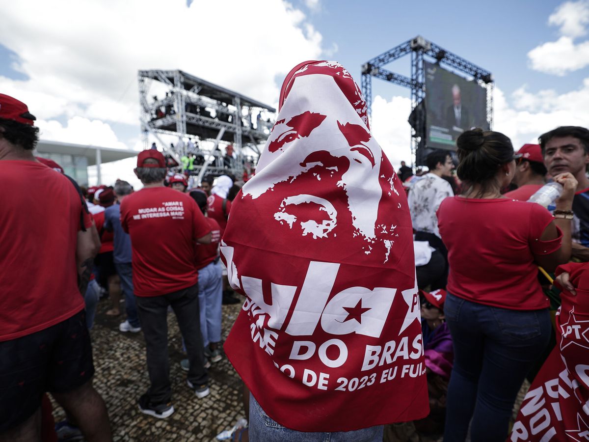 Foto: Seguidores de Lula en el acto de investidura. (EFE/Antonio Lacerda)