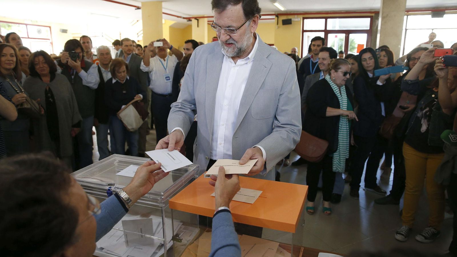 Foto: El presidente del Gobierno, Mariano Rajoy, deposita su voto para las elecciones del 24-M. (EFE)