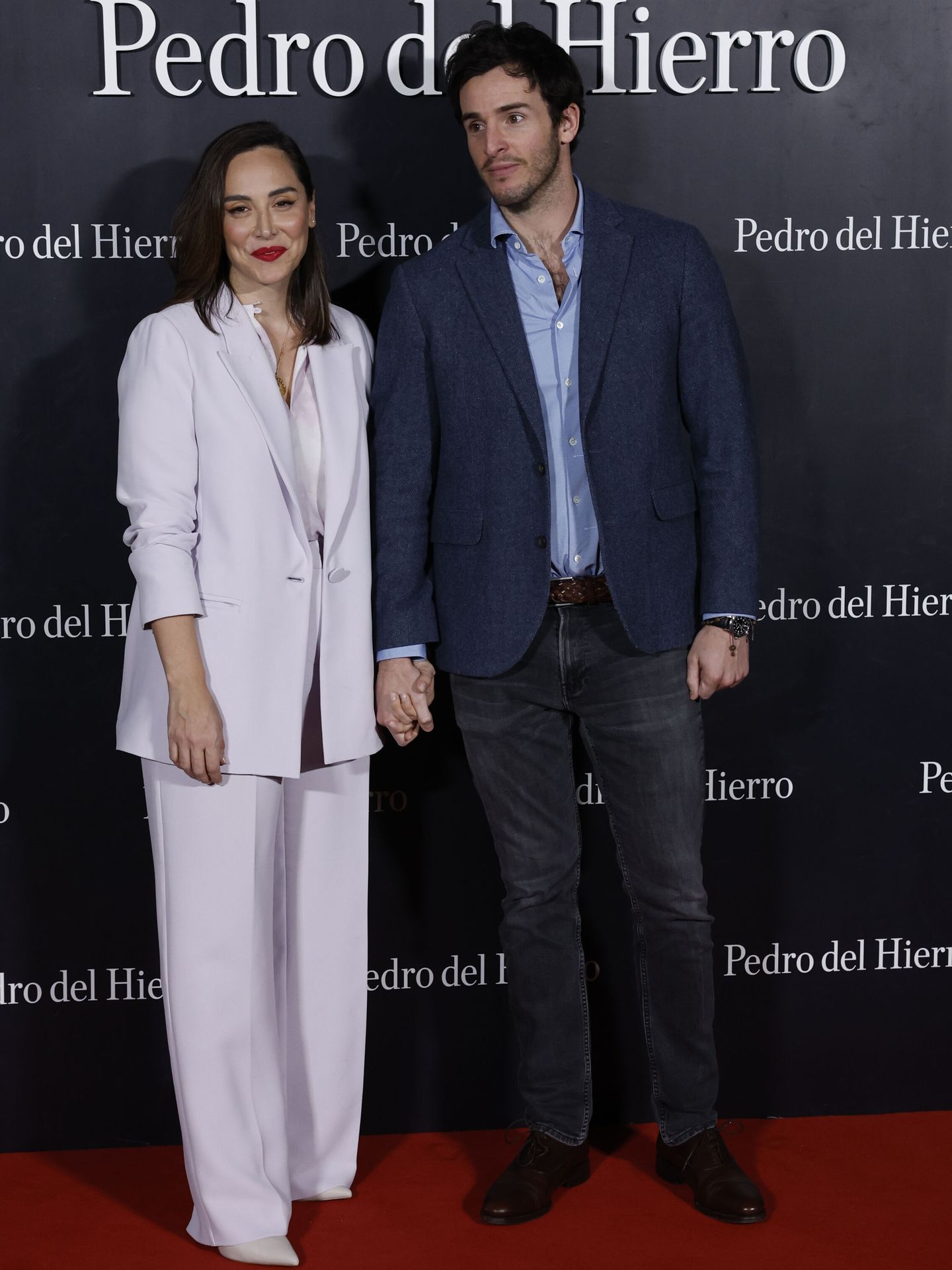 Tamara Falcó posa junto a su prometido, el empresario Íñigo Onieva. (EFE/J.J. Guillén)