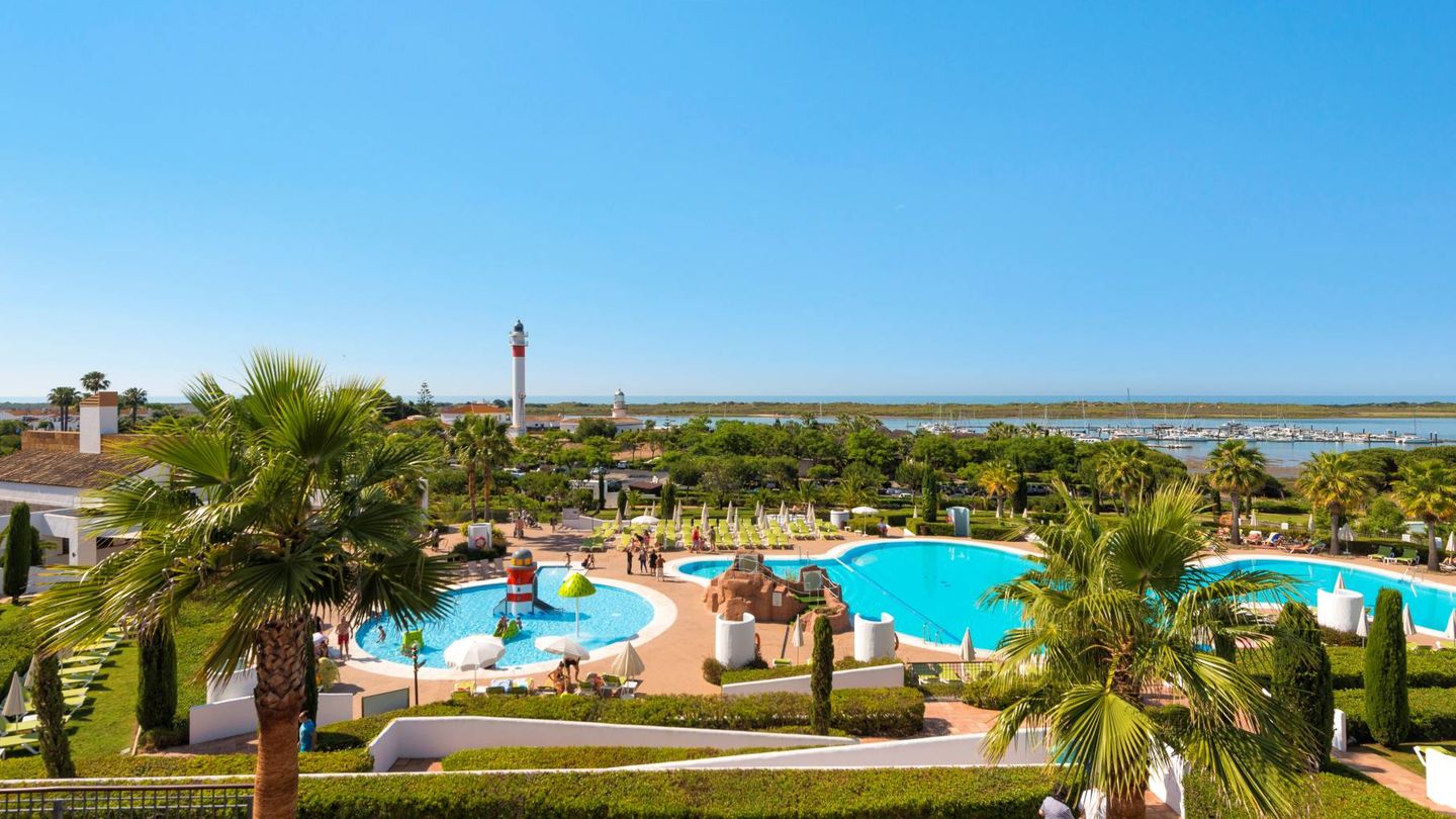El hotel Fuerte El Rompido, con piscinas, vista a los faros y junto al mar.