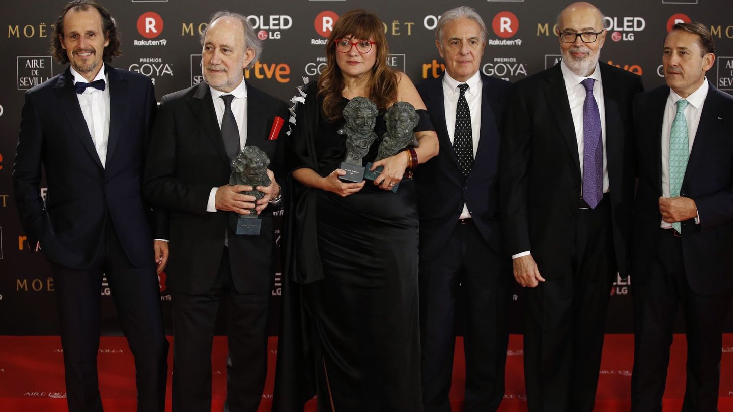 Isabel Coixet acompañada por los productores de 'La Libreria' en los Goya (Efe)