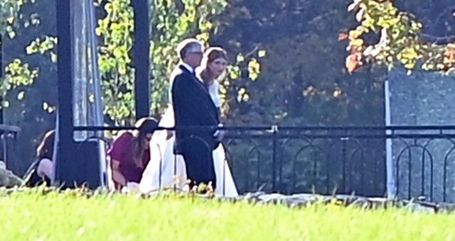 Bill Gates, dirigiéndose hacia el altar con su hija Jennifer. Su exesposa, Melinda, arregla el velo de la novia tras ellos. (Gtres)