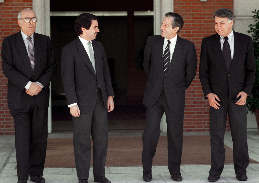 Foto: Calvo Sotelo, Aznar, Suárez y Felipe González, en una imagen tomada en 1997 en Moncloa por el 20 aniversario de las primeras elecciones democráticas (Efe).