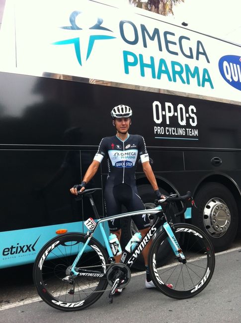 Foto: Carlos Verona, ante el autobús del Omega Pharma.