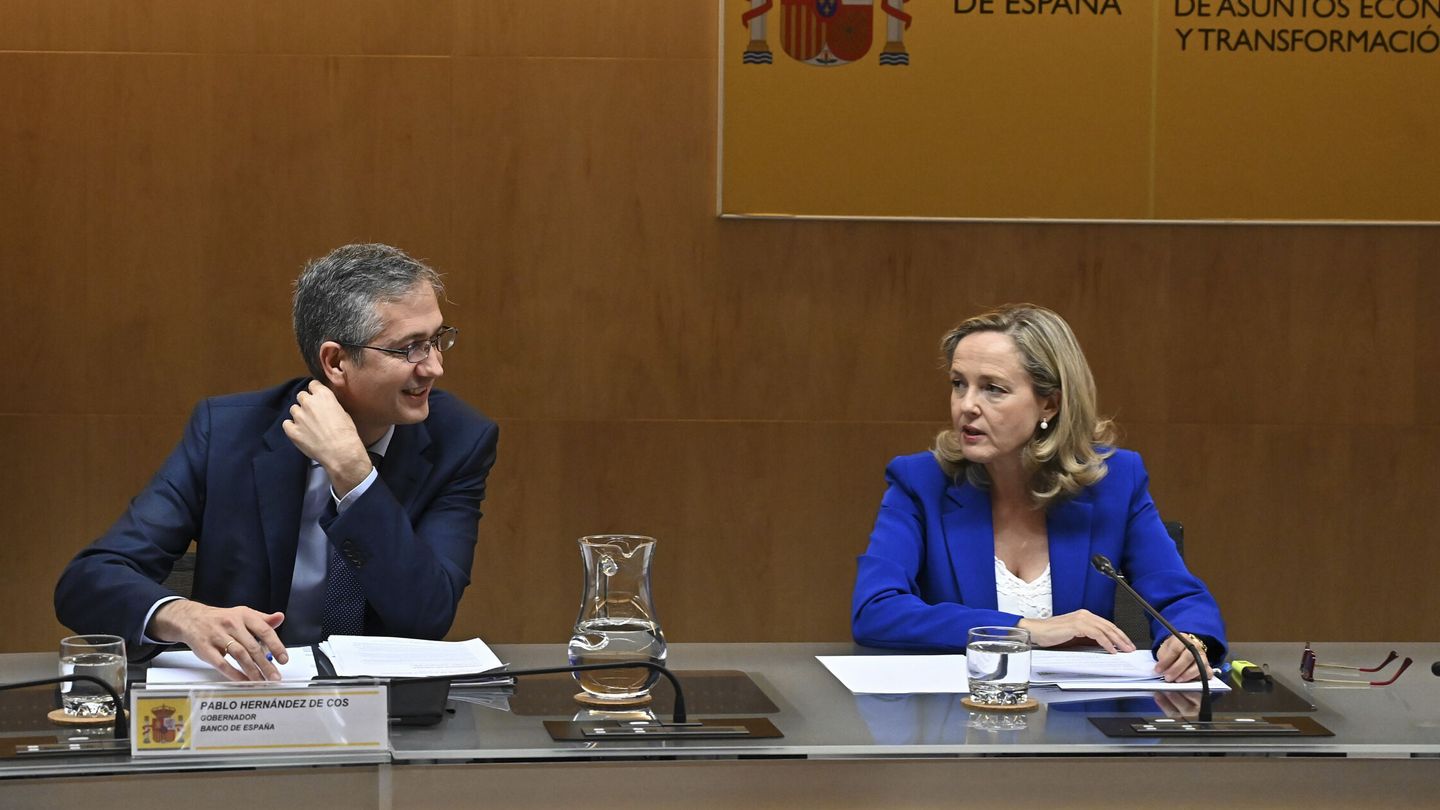 El gobernador del Banco de España, Pablo Hernández de Cos, y la vicepresidenta económica, Nadia Calviño. (EFE)