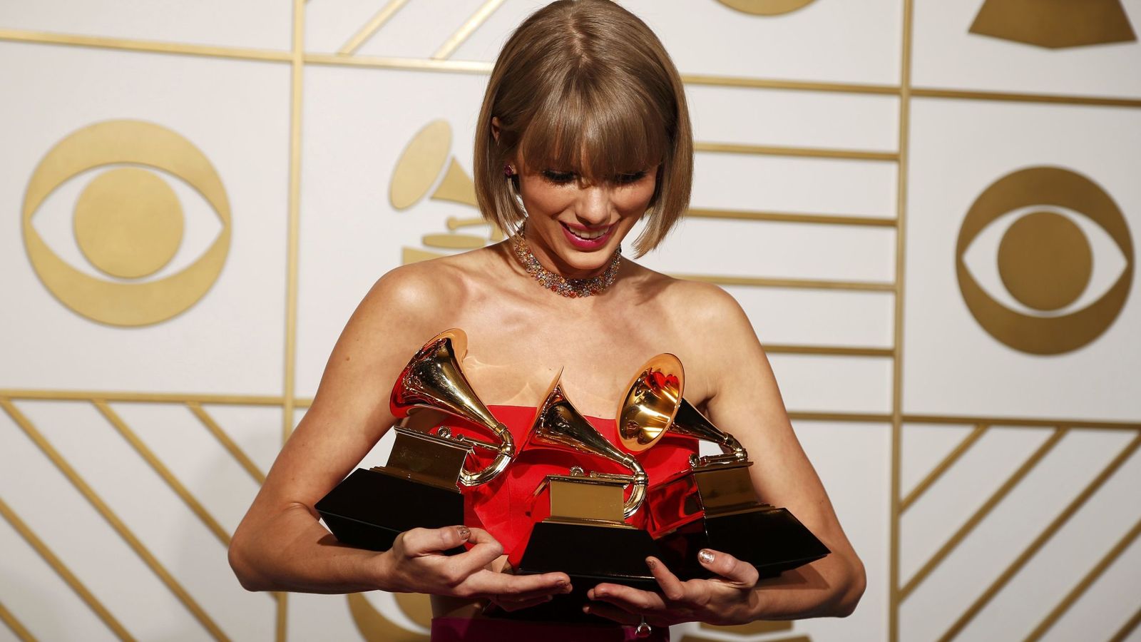 Foto: La cantante Taylor Swift posa con sus premios. (Reuters)