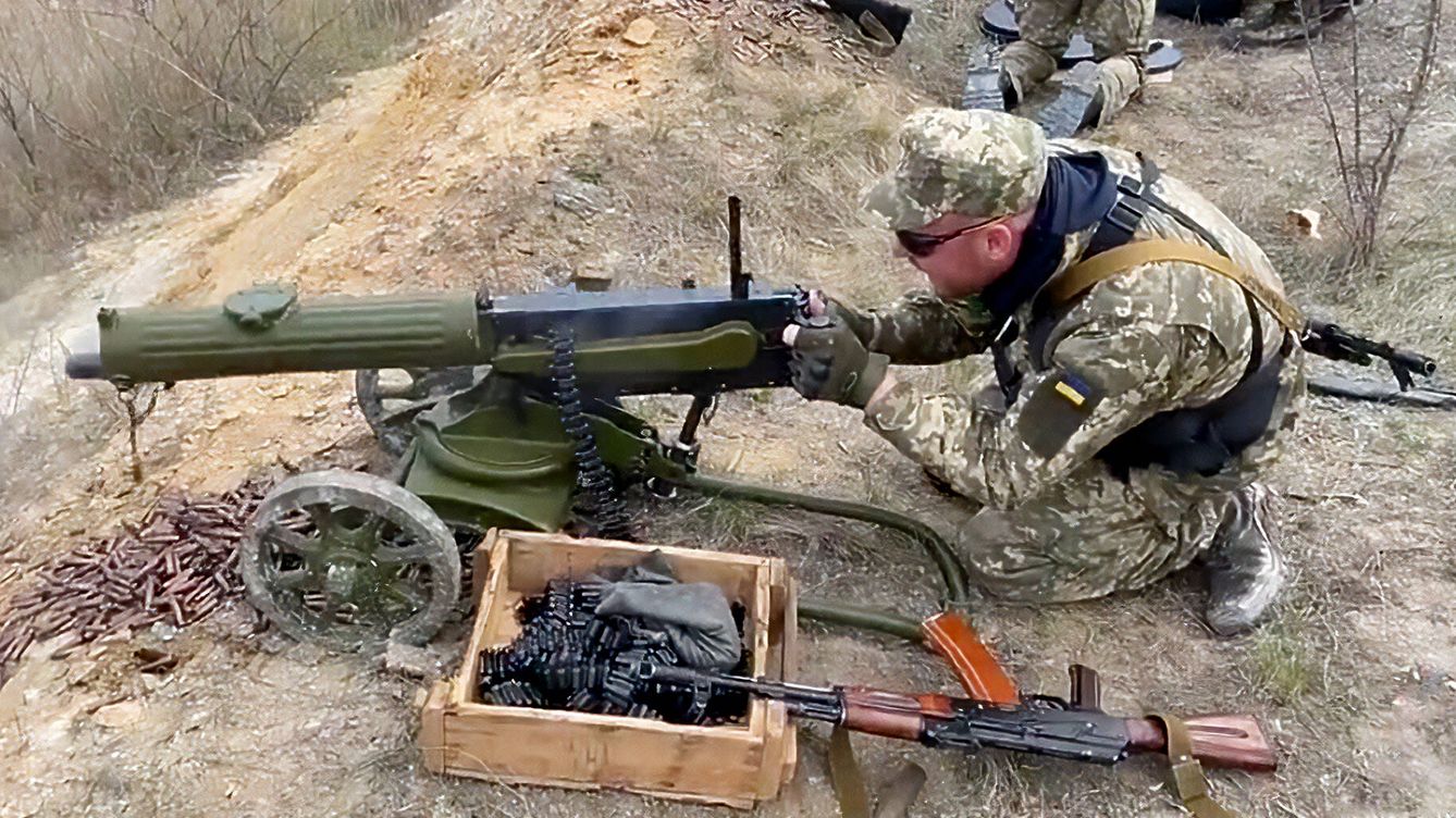 Foto: Un soldado ucraniano disparando la Maxim Gun. (TikTok)