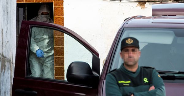 Foto: Agentes de la Guardia Civil, este miércoles en el registro de la casa de Bernardo Montoya. (EFE)