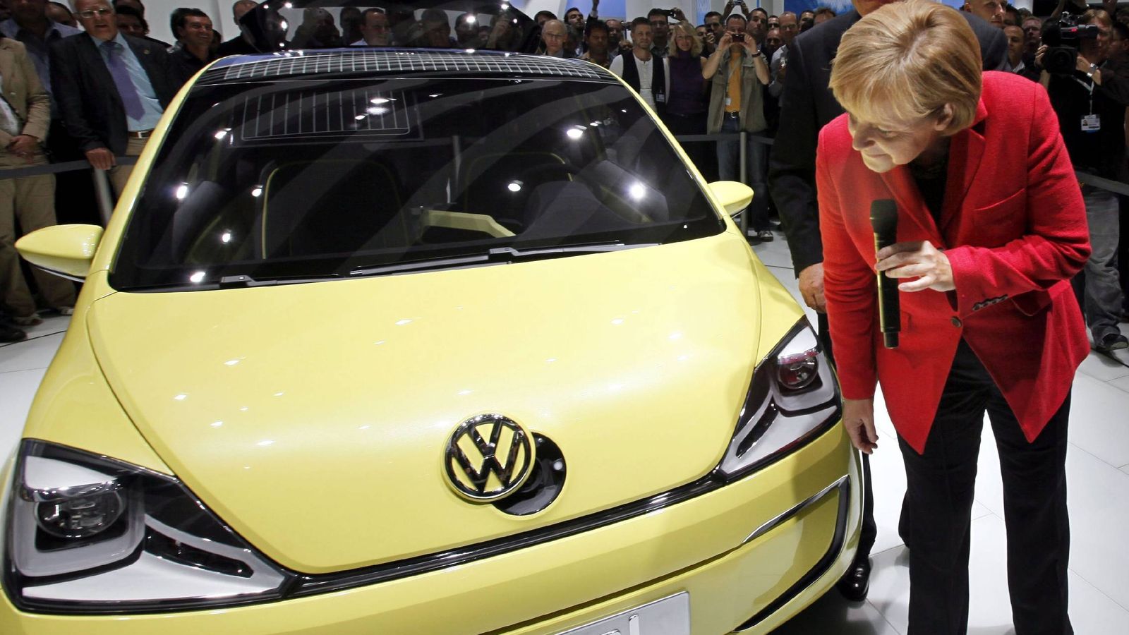 Foto: La canciller Angela Merkel observa un Volkswagen, en una imagen de archivo (EFE)