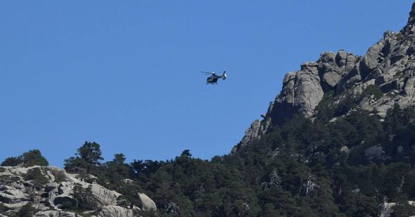 Foto: Imagen de un helicóptero sobrevolando la zona. (EFE)
