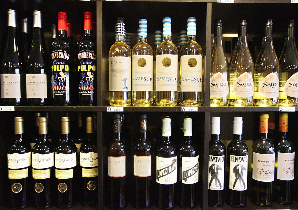 Foto: Selección de vinos blancos de la enoteca Tomevinos de Pozuelo de Alarcón. (E.Villarino)
