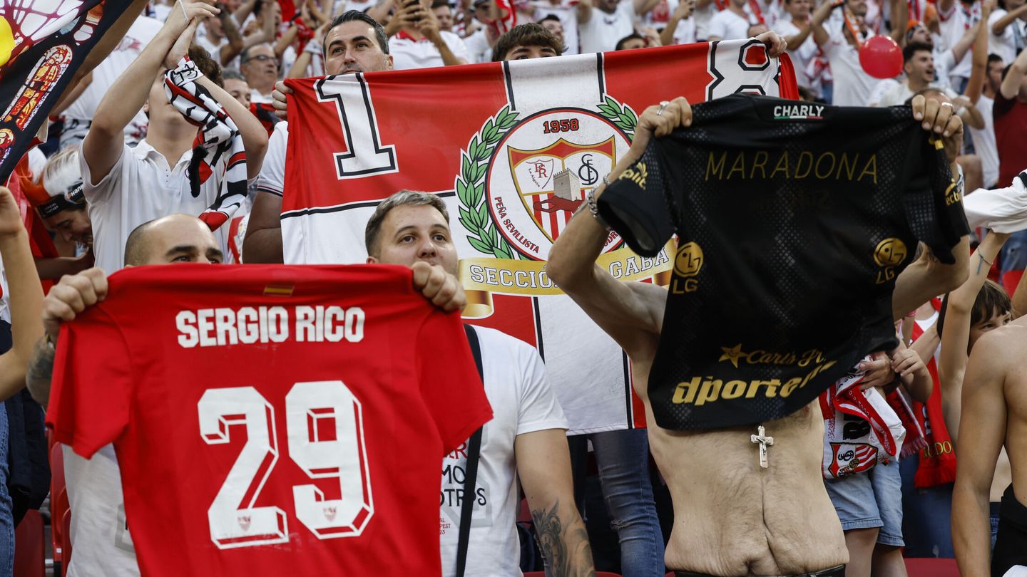 Seguidores del Sevilla muestran una camiseta en apoyo a Sergio Rico en la final de la Europa League. (EFE/Julio Muñoz).