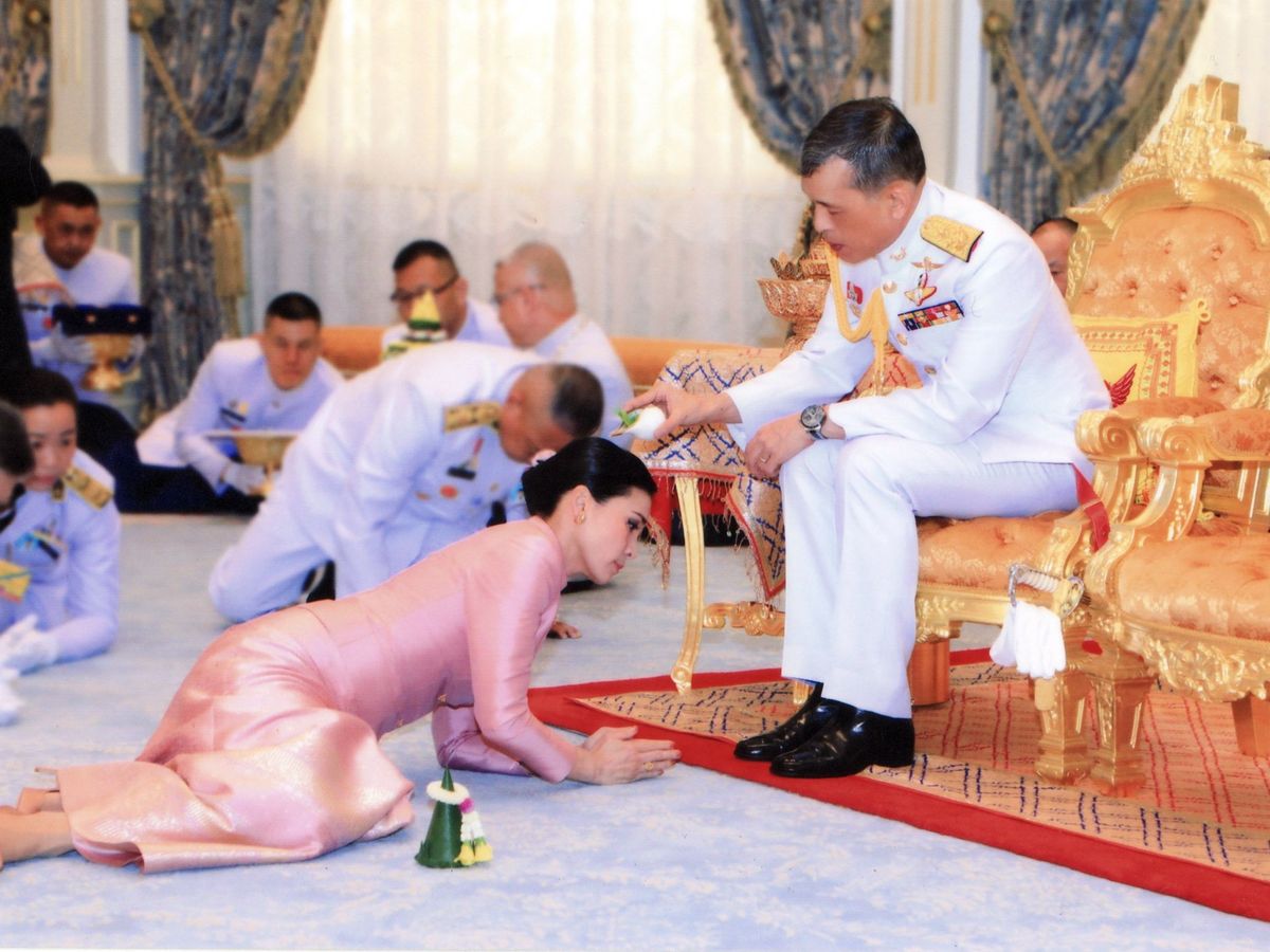 Foto: El rey de Tailandia vierte agua sobre su esposa Suthida durante una ceremonia. (EFE)