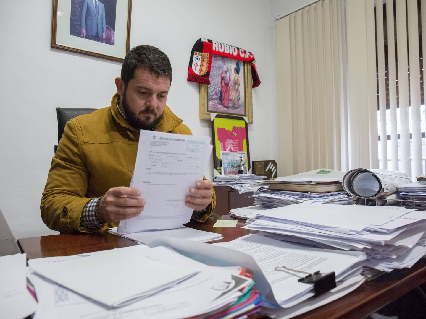 El alcalde de El Rubio, Rafael de la Fe, en su despacho. (D.B.)