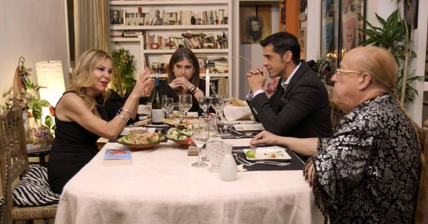 Foto: Ana Obregón, Lucía Etxebarria, Víctor Janeiro y Rappel, protagonistas de la versión vip de 'Ven a cenar conmigo'. (Mediaset)