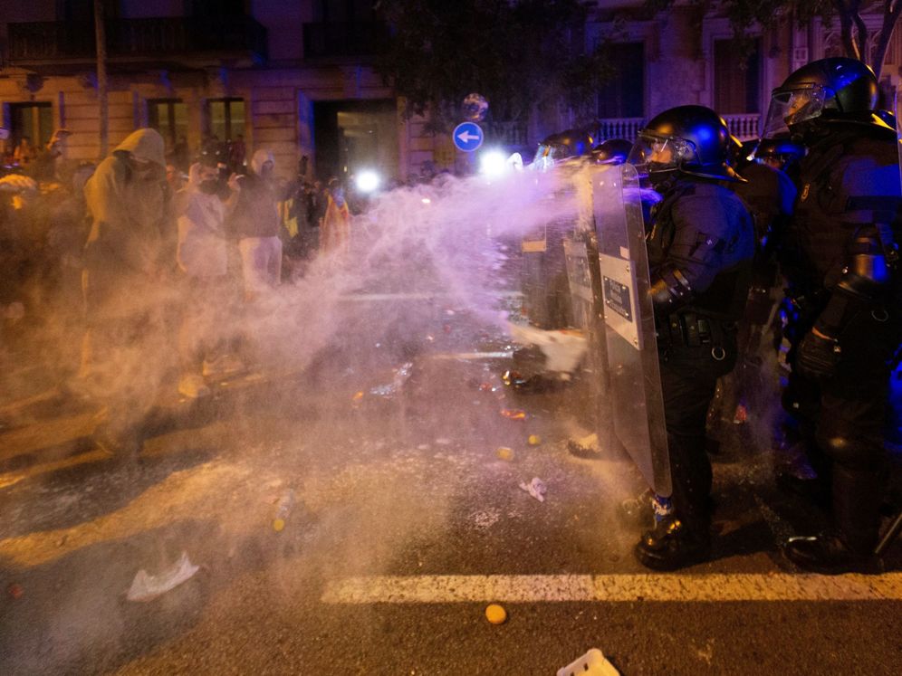 Foto: Enfrentamientos entre CDR y la Policía en Barcelona el pasado 15 de octubre. (EFE)