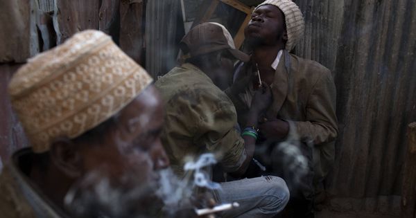 Foto: Varios heroinómanos consumen esta droga en una chabola en Huruma, Nairobi, en julio de 2015. (Reuters)