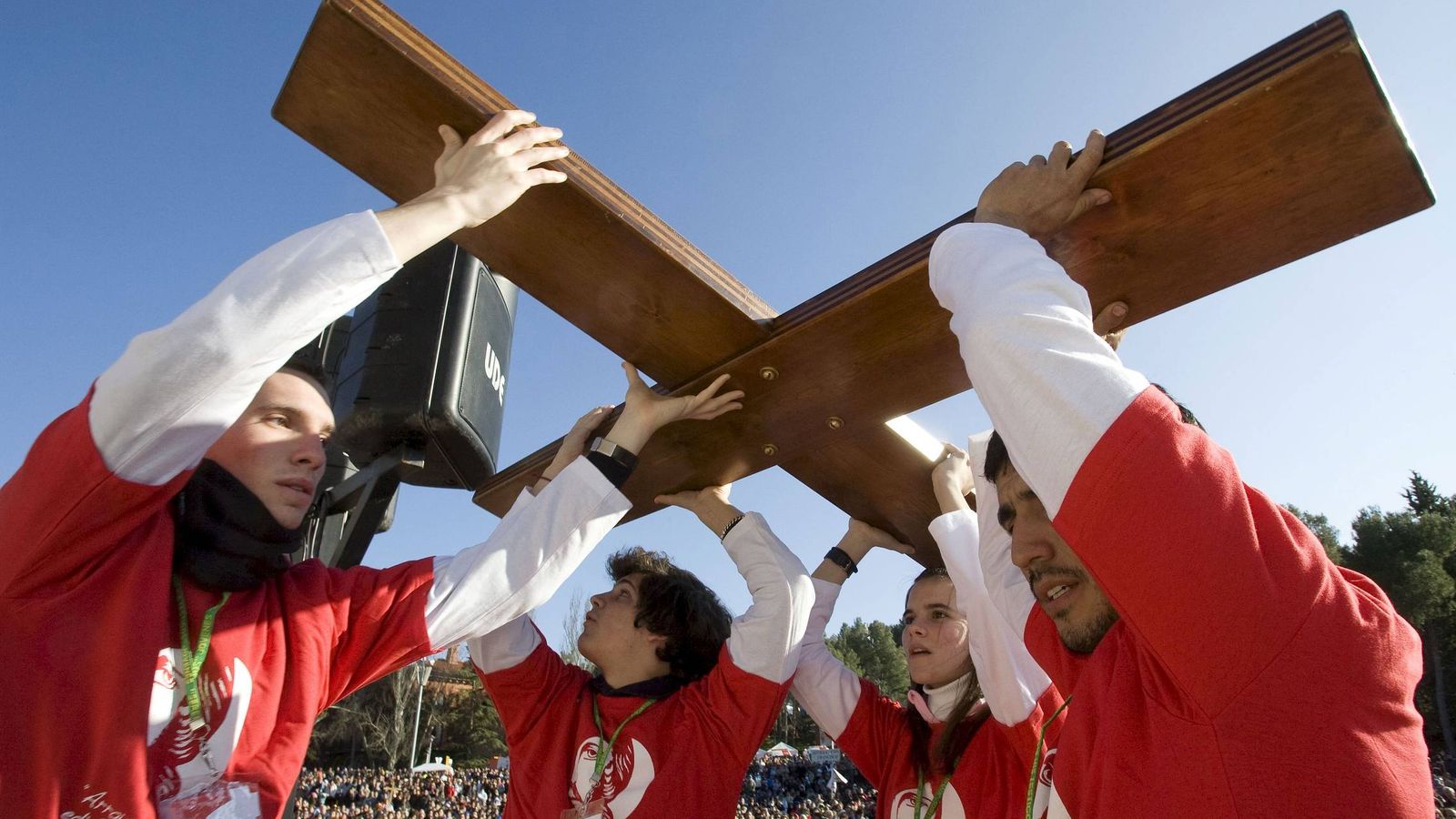 Foto: Un grupo de jóvenes de Madrid portan la Cruz de las Jornadas Mundiales de la Juventud. (Efe)