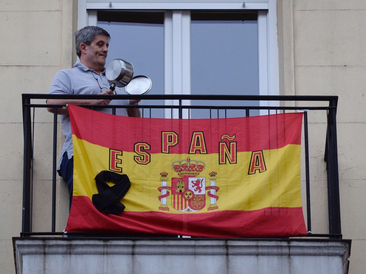 Foto: Un hombre protesta con sus cazuelas desde el balcón de su casa en Valladolid. (EFE)