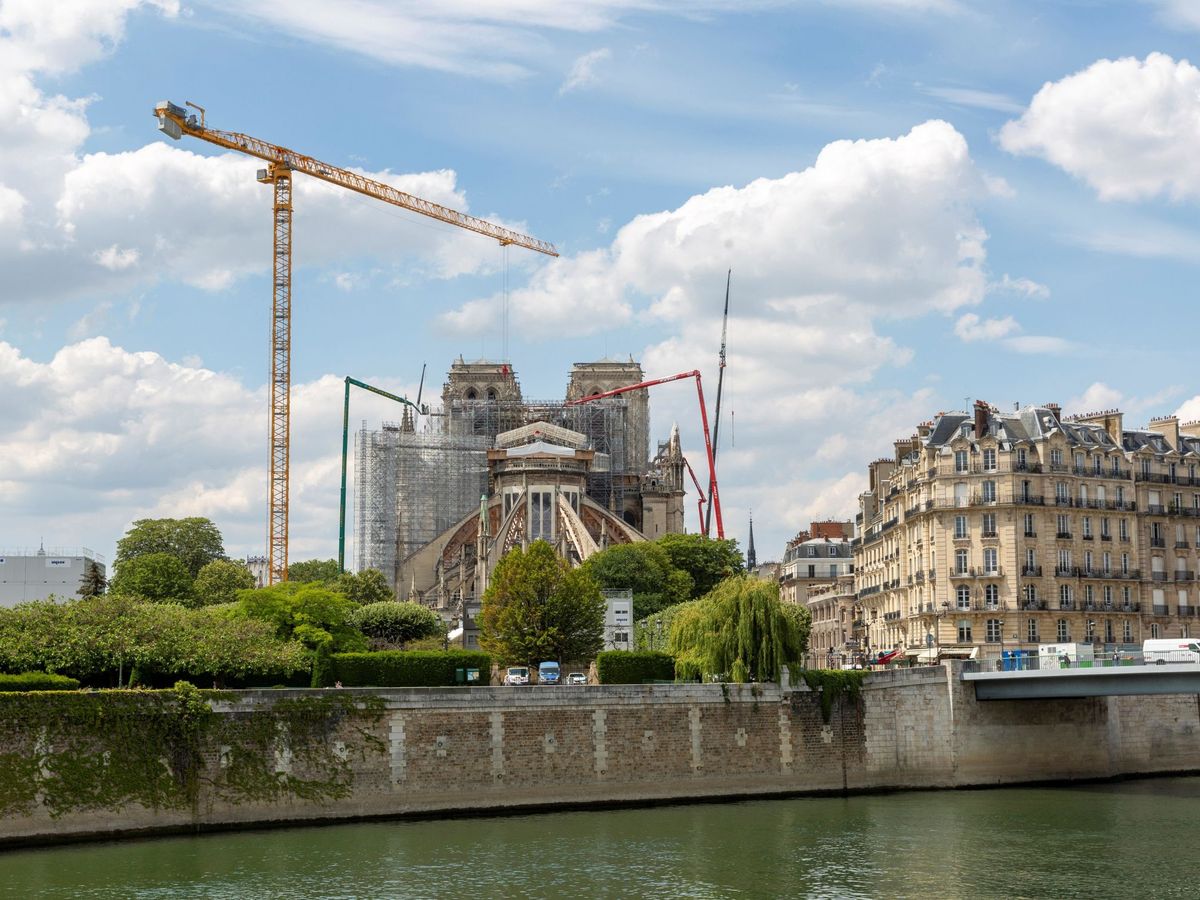 Foto: El 15 de abril de 2019 ardía Notre Dame. Esperan reconstruirlo en cinco años (Foto: EFE)